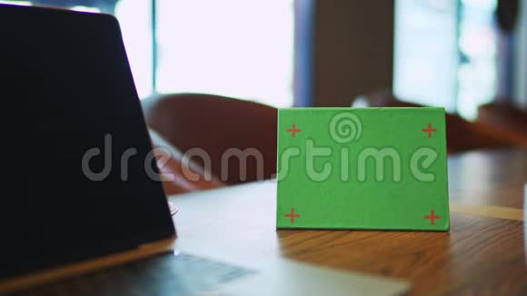 木桌上的绿色招牌帐篷卡菜单视频的预览图