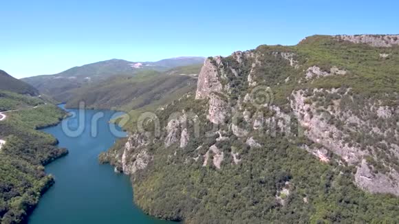 在一架无人驾驶飞机前在Veria希腊河谷和乡村道路的空中俯瞰视频的预览图
