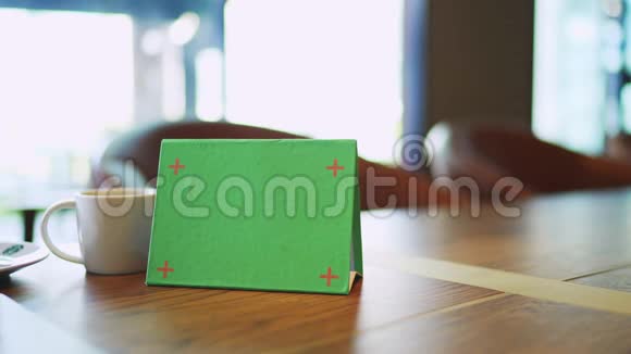 木桌上的绿色招牌帐篷卡菜单视频的预览图