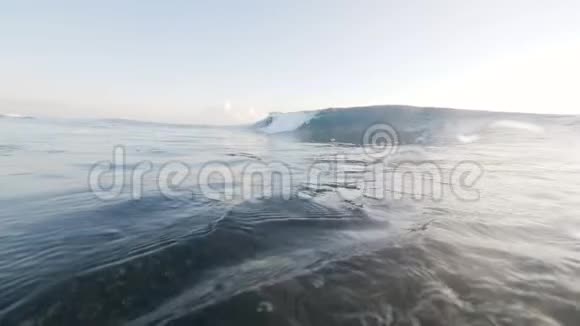 一种波浪在上面和水下盘旋的景象视频的预览图