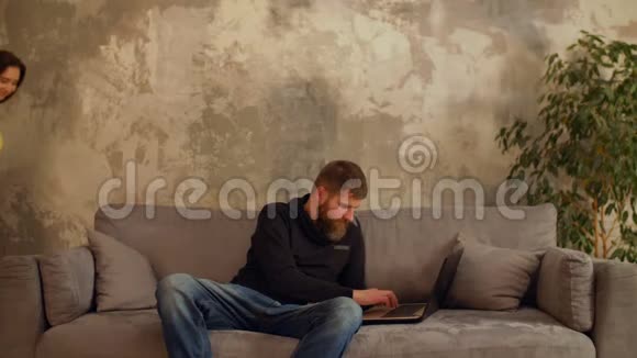 男人忙着工作笔记本电脑女孩感到孤独视频的预览图