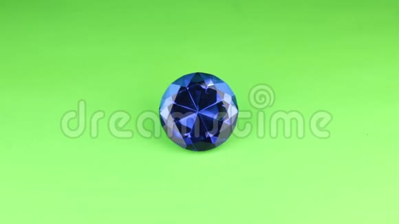绿色屏幕上的蓝色大莱茵石钻石水晶火花放大视频的预览图