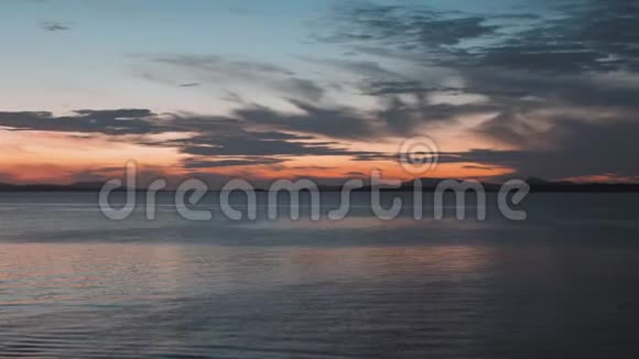 从船上可以看到黎明的景色可以看到大海山脉橙色的天空乌云视频的预览图