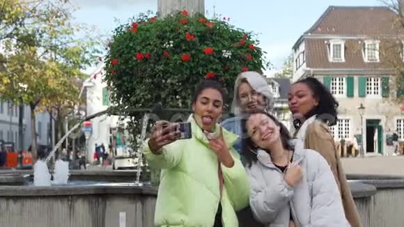 混血女朋友在街上自拍视频的预览图