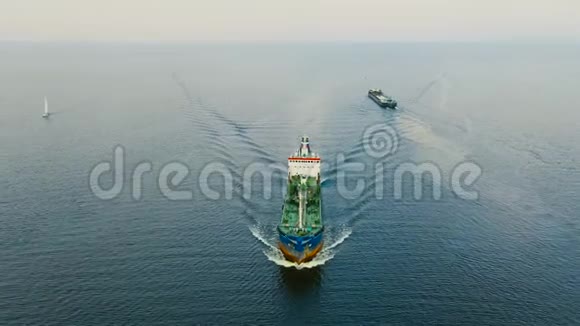 载有石油产品的货运船在北海湾水面上漂浮鸟瞰视频的预览图