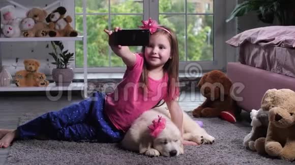 小女孩和小狗在家自拍视频的预览图