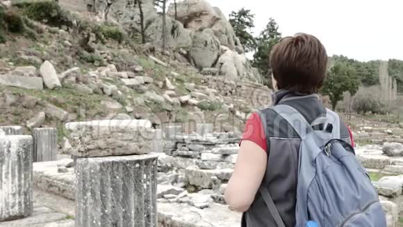 游客拍摄古寺遗址4k视频的预览图