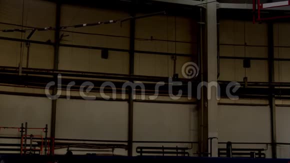 撑杆跳年轻的女运动员跳过酒吧视频的预览图