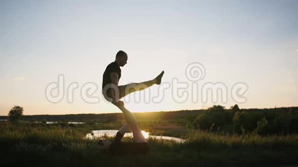 坚强的女孩躺着她的男人在斯洛莫的尼斯湖边站着视频的预览图