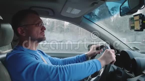 白人司机正在方向盘上紧张把手放在脖子上显示他累了视频的预览图