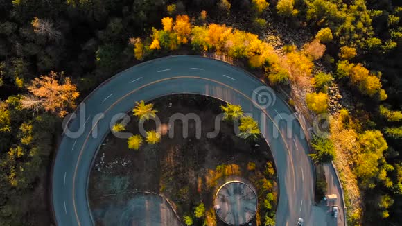 金色的秋色在空中拍摄了一条山路汽车绕着弯道行驶4K24FPS视频的预览图