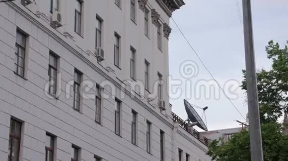 卫星天线在大楼上视频的预览图