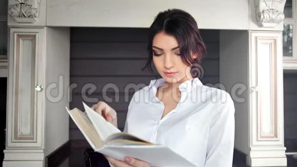 集中年轻女孩阅读书籍翻页享受周末在家的时光视频的预览图