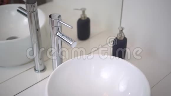 洗手间水槽和水龙头特写雄手开闭水4K视频的预览图