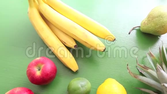 一些水果放在桌子上视频的预览图
