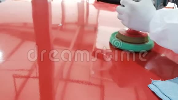 红色部分抛光的过程机械师在车身车间的红色汽车的油漆上使用旋转磨光机视频的预览图