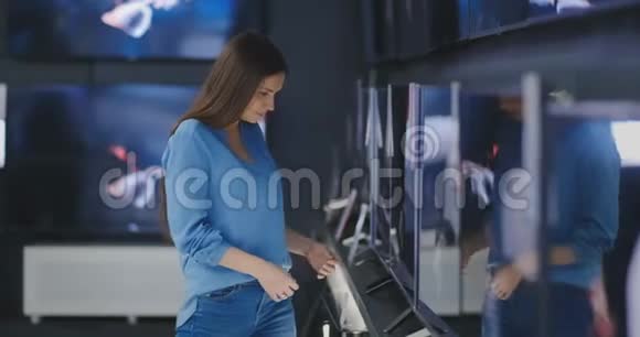 女人在商店买电视4KUHD视频的预览图