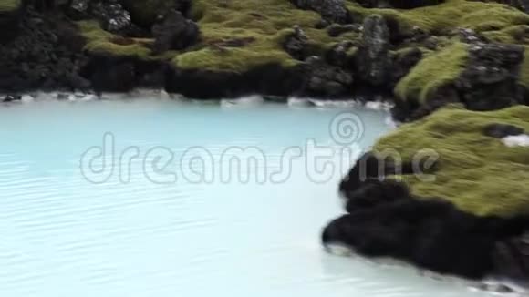 前往冰岛蓝泻湖温泉的路上的街景自然景观视频的预览图