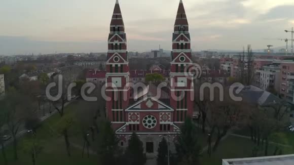布达佩斯上城区的圣迈克尔罗马天主教教区教堂视频的预览图