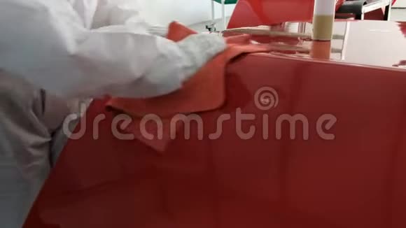 红色部分抛光的过程穿着白色制服和手套的技术人员用抹布擦拭光滑的表面做新爸爸视频的预览图