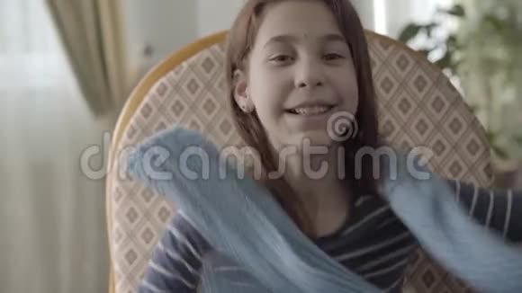 一个快乐的女孩从脖子上撕下围巾的肖像女孩恢复了很高兴视频的预览图