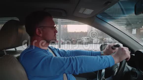 白人司机厌倦了交通堵塞冬天的日落时间视频的预览图