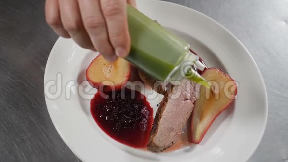 从主厨的角度来看主厨在菜肴上浇上原味酱汁用鸭肉和红干酒做的梨子甜点慢慢视频的预览图
