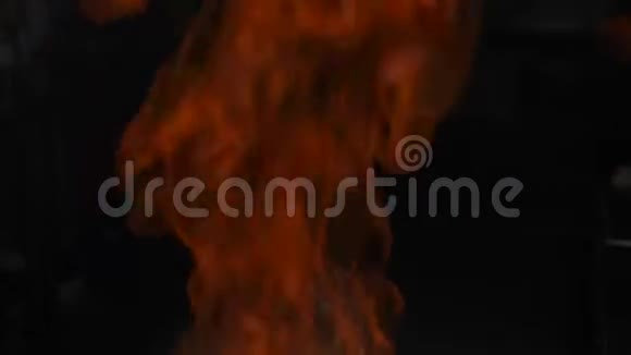 慢镜头打开火上升在黑色背景拍摄火焰燃烧了明火特写燃烧的原木视频的预览图