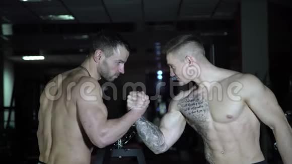 两个运动员双手搏斗视频的预览图