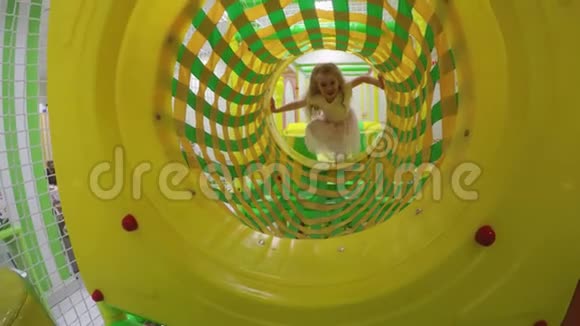 活跃的女孩走过圆形的操场洞可爱的脸童玩得开心视频的预览图