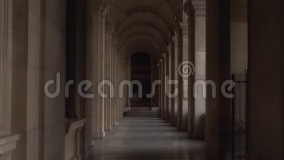 卢浮宫的拱形通道和柱子文艺复兴时期的建筑4K视频的预览图