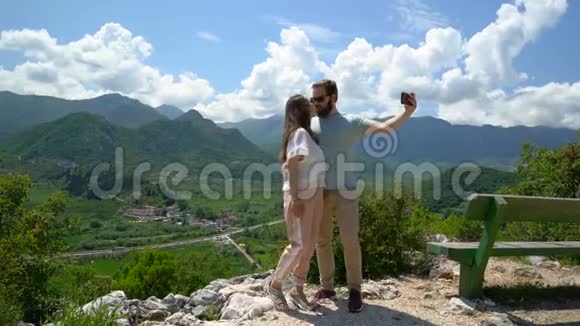 一对从山上俯瞰的情侣自拍视频的预览图