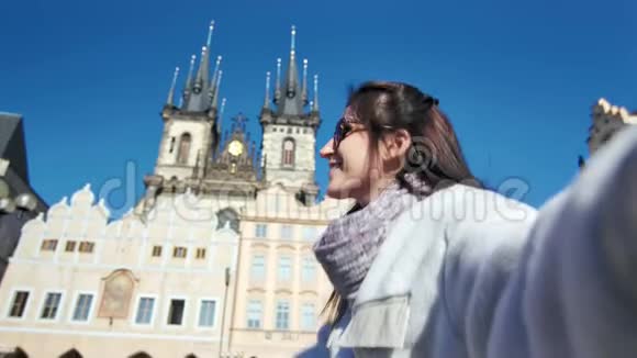 快乐的旅行者微笑的女人太阳镜自拍显示惊人的历史宫殿POV镜头视频的预览图