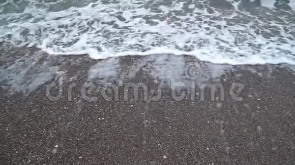 沙滩上的海浪慢动作视频的预览图