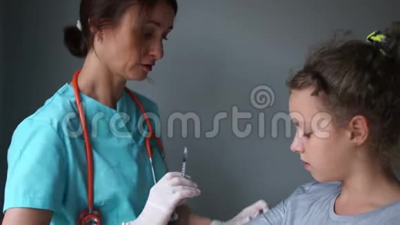 国家免疫一名医疗助理给女孩注射流感疫苗医疗操作视频的预览图