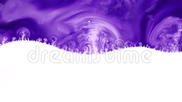 白色和紫色颜料混合抽象背景片段视频的预览图