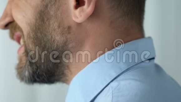 男性接触颈部上背部感觉强痉挛神经被掐不适视频的预览图