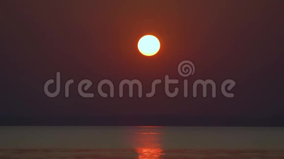 五彩缤纷的风景夕阳西下的沙滩无边无际的地平线太阳的反射大海的波浪上的光线视频的预览图