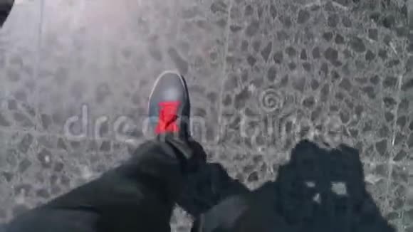 沿着加泰罗尼亚广场人的腿向上看人类鼬鼠鼬鸽视频的预览图