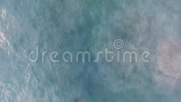 冲浪者等待划桨和享受海浪的高空俯视图视频的预览图