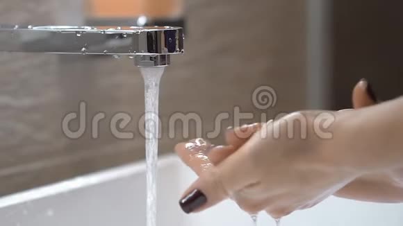 女人在浴室里用肥皂洗手把肥皂涂在手上泡沫的气泡慢动作视频的预览图