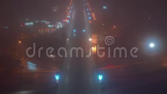 在雾蒙蒙的夜晚城市道路交通的空中超移波兰华沙视频的预览图