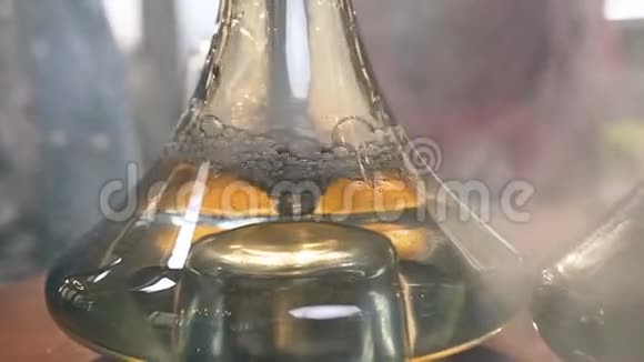 气泡在水玻璃瓶从吸烟钩视频的预览图