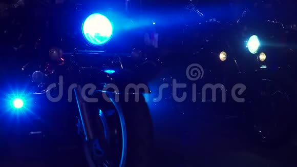 夜间站在室外的凉爽摩托车前灯亮着视频的预览图