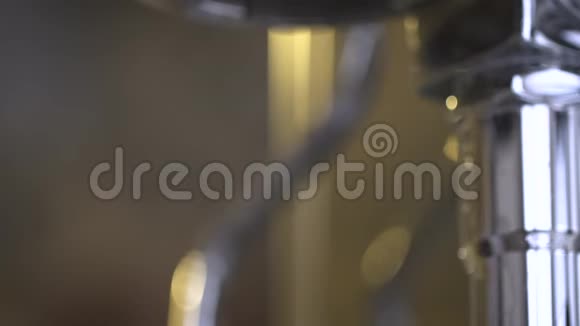 Espresso机器上的咖啡壶篮子视频的预览图