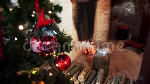 圣诞节背景圣诞老人靠近壁炉视频的预览图