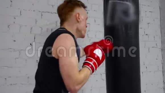 拳击手运动袋运动健身后景视频的预览图