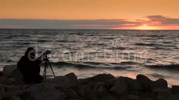 在海边拍摄美丽的日落视频的预览图
