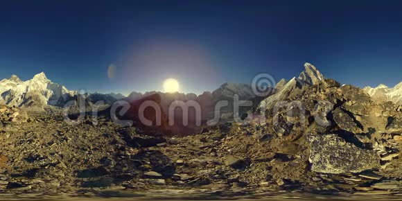 珠穆朗玛峰4K360VR黄金日落时间流逝山顶上的阳光视频的预览图