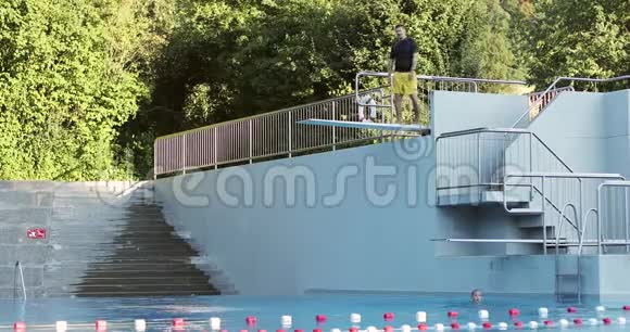 一个成年男子从高处跳水视频的预览图